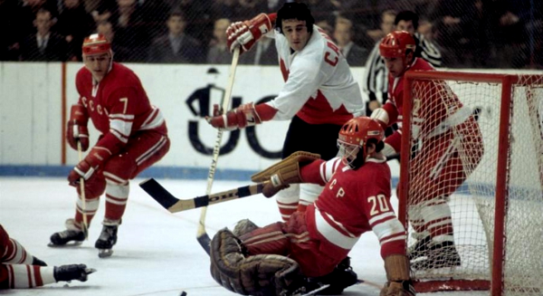 До игры вратарь канадцев на макете объяснял Третьяку, чьих бросков ему надо остерегаться. Источник: ice-hockey-stat.com