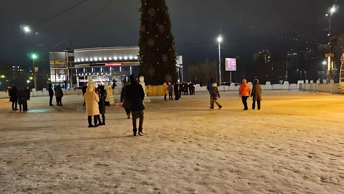 Лучше поздно, чем никогда? Елка на пр. Гагарина в Оренбурге не «зажглась» в  Новый год | 56orb.ru | Дзен