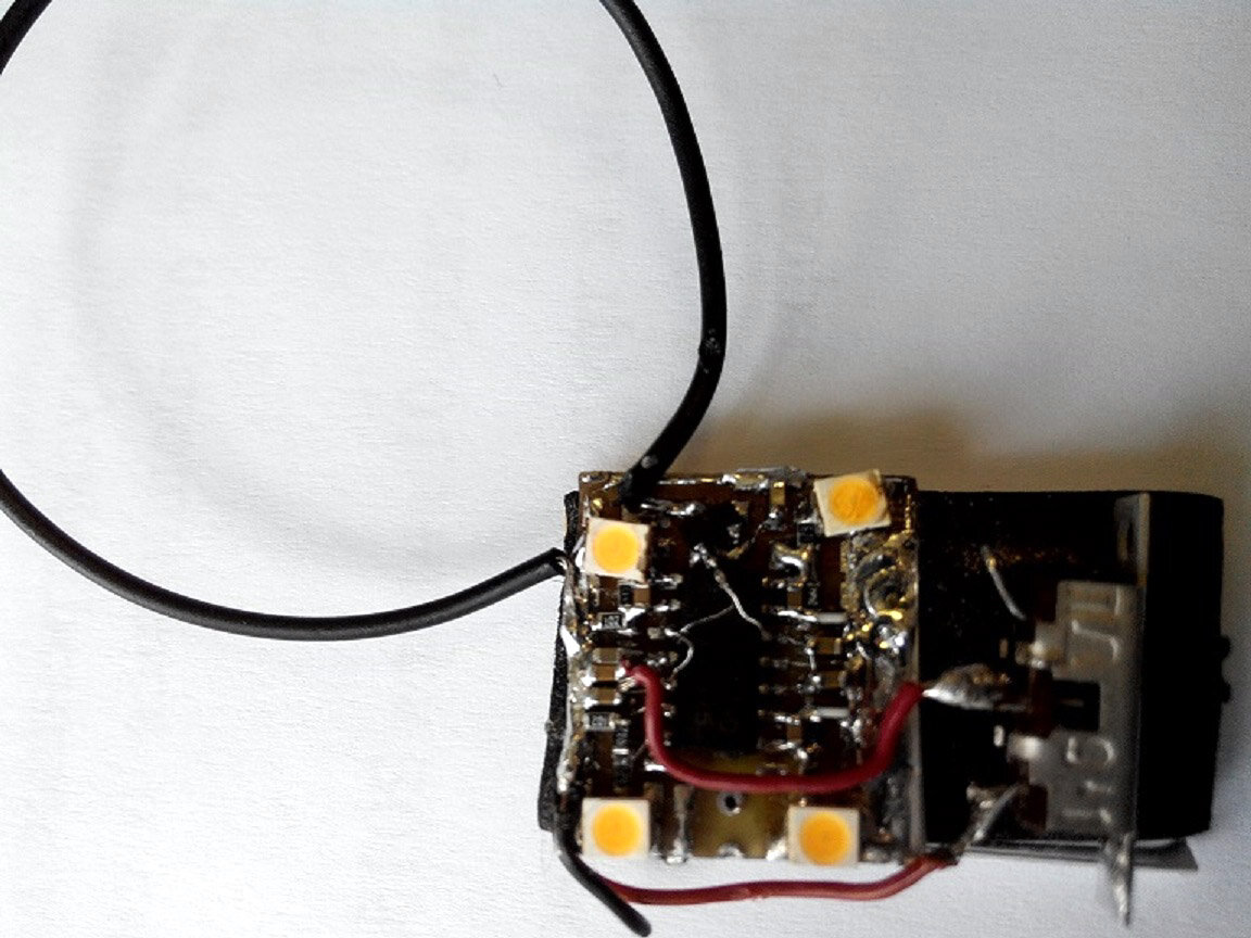 Фото 1. Индикатор уровня СВЧ полей на светодиодах из сломанной лампы.