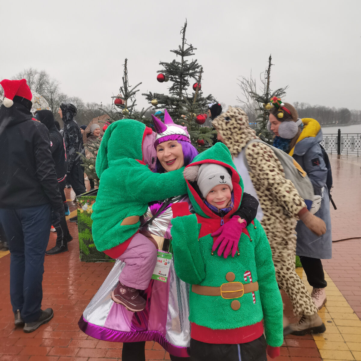 Маленькая отворачивалась от ветра. Я типа Динозавр, а дети - Эльфы