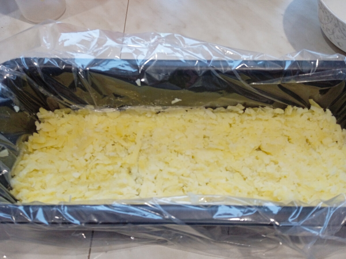 Выкладываем ПОЛОВИНУ всей картошки. Разравеиваем слой. Смазываем майонезом или делаем сеточку