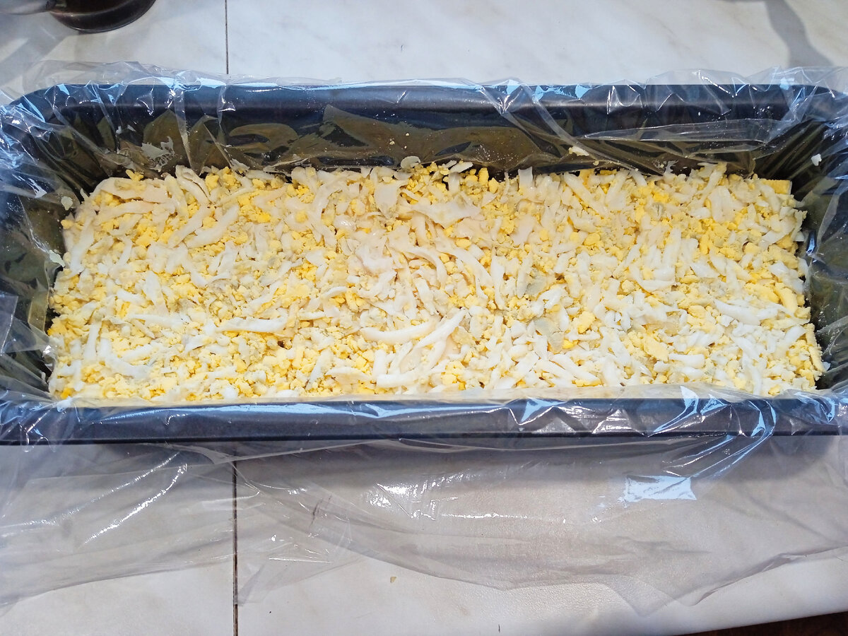 Следующий слой яйца. Сверху также майонез