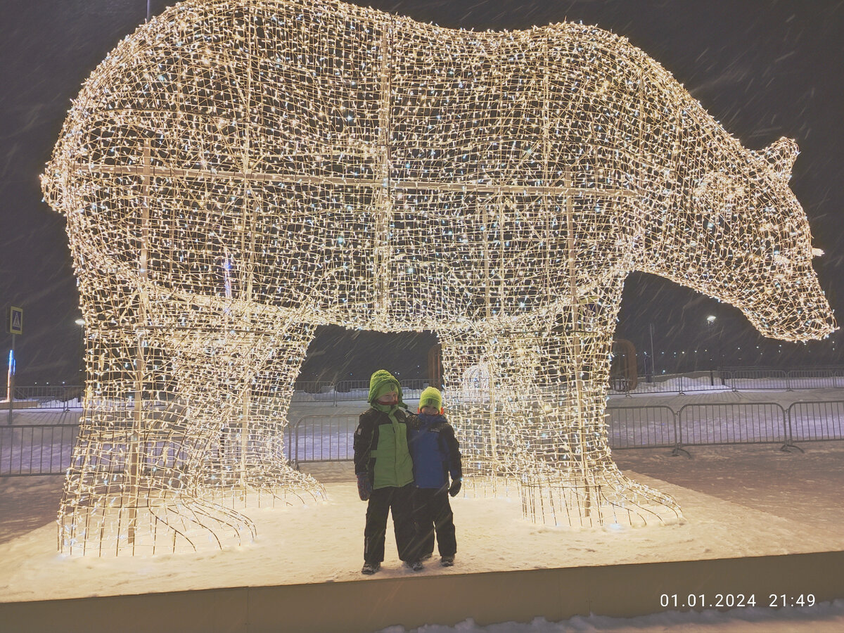 Паша,Вадя, медведь Умка. Ну, может и не Умка, но Вадя решил, что он