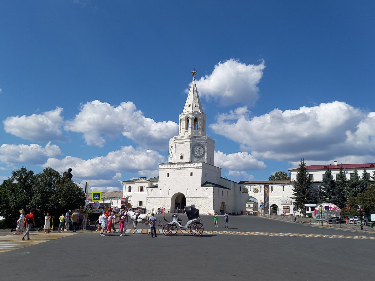 Вход в Казанский Кремль и стены внутри Кремля