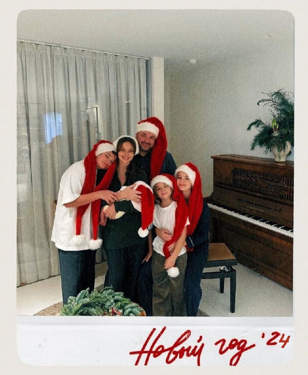    Семья Сергея Жукова. Фото: Инстаграм (запрещен в РФ) @burdregina