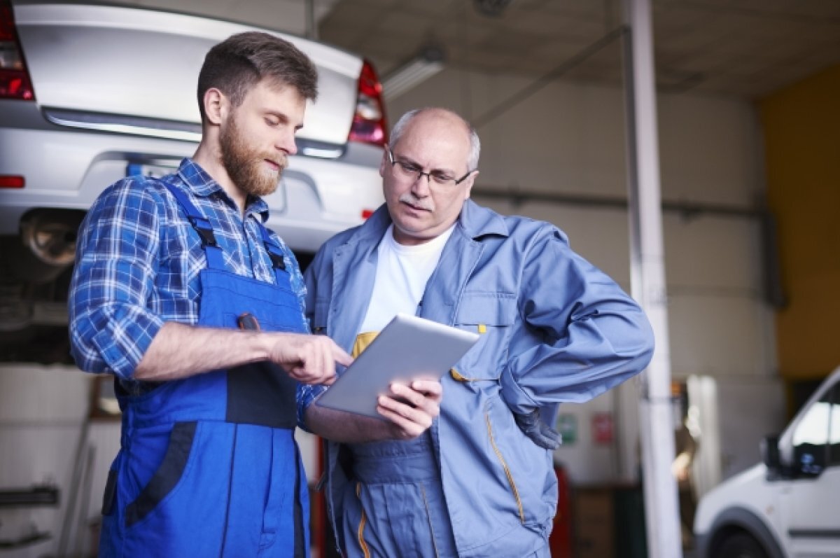 Add on service. Механик машина. Ищем автомеханика. Мужчина работает в мастерской. Car Mechanic Manager