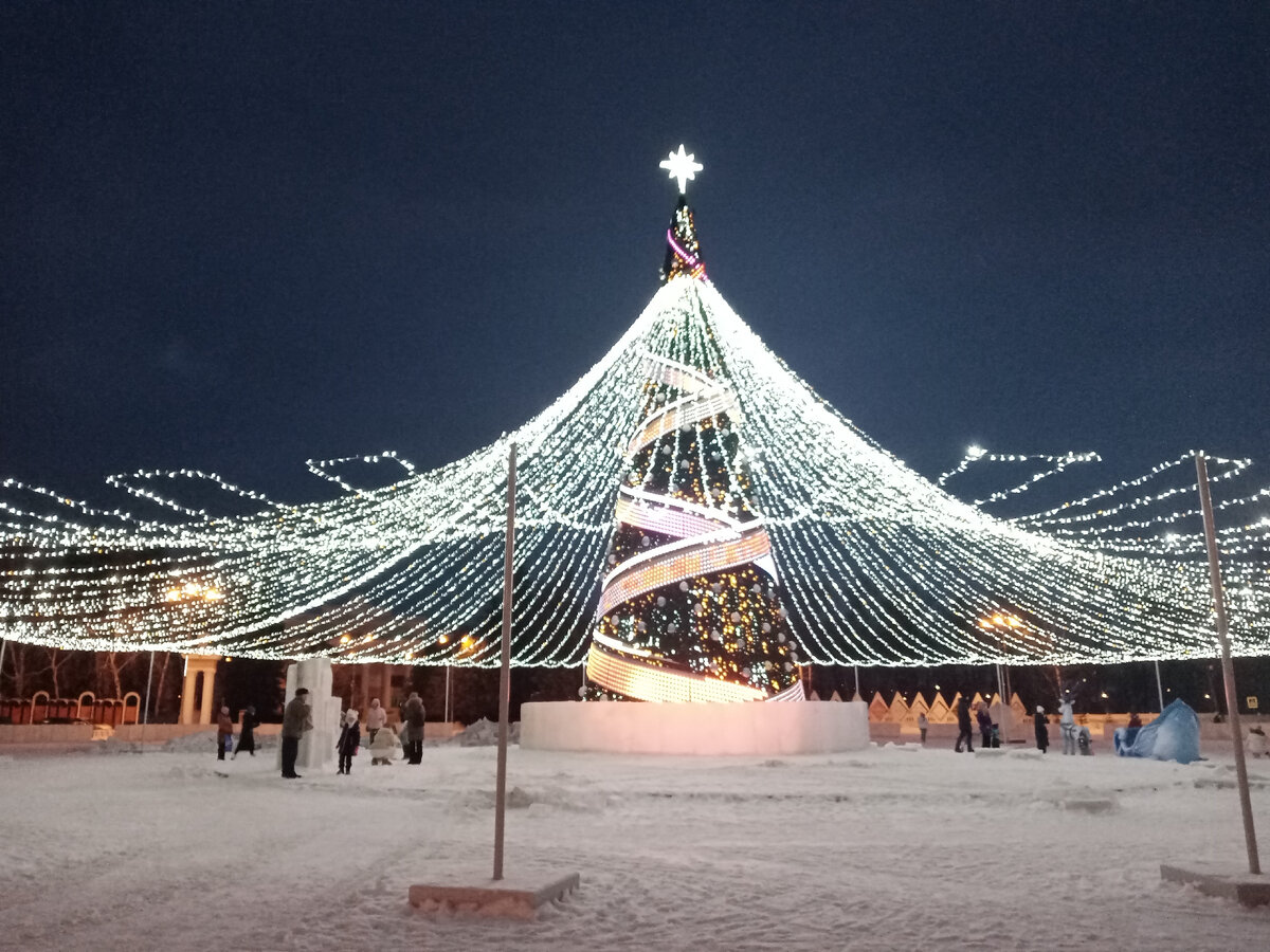 Главная ёлка на центральной площади в городе Октябрьском (все фото автора)