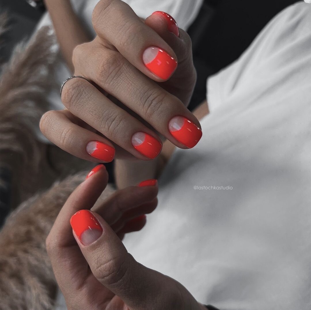 Красный френч на овальных ногтях. Ногти овал. Красивый маникюр на овальные ногти. Маникюр 2024 овальные. Овальные ногти.