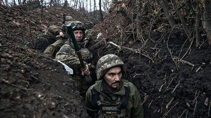 ВОЙНА, КОТОРАЯ СЕЙЧАС ИДЁТ НА УКРАИНЕ, НЕ МЕЖЭТНИЧЕСКАЯ, А ГРАЖДАНСКАЯ. ОНА ПРОИСХОДИТ МЕЖДУ ДВУМЯ БОЛЬШИМИ ГРУППАМИ РУССКИХ ЛЮДЕЙ, ОДНУ ИЗ КОТОРЫХ УДАЛОСЬ УБЕДИТЬ, ЧТО ОНИ НЕРУССКИЕ. ФОТО: UKRAIN PRESEDENSY/GLOBALOOKPRES