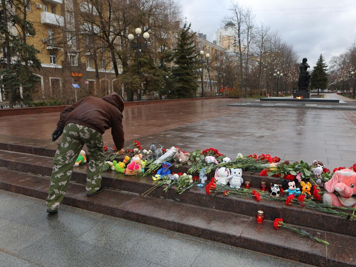    Мемориал в память о погибших после обстрела ВСУ в Белгороде© РИА Новости / Антон Вергун