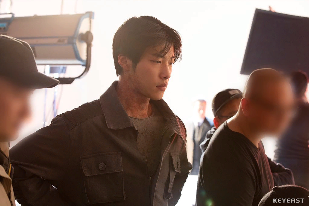 Смотрит отснятый материал, как всегда внимательно и пытливо.