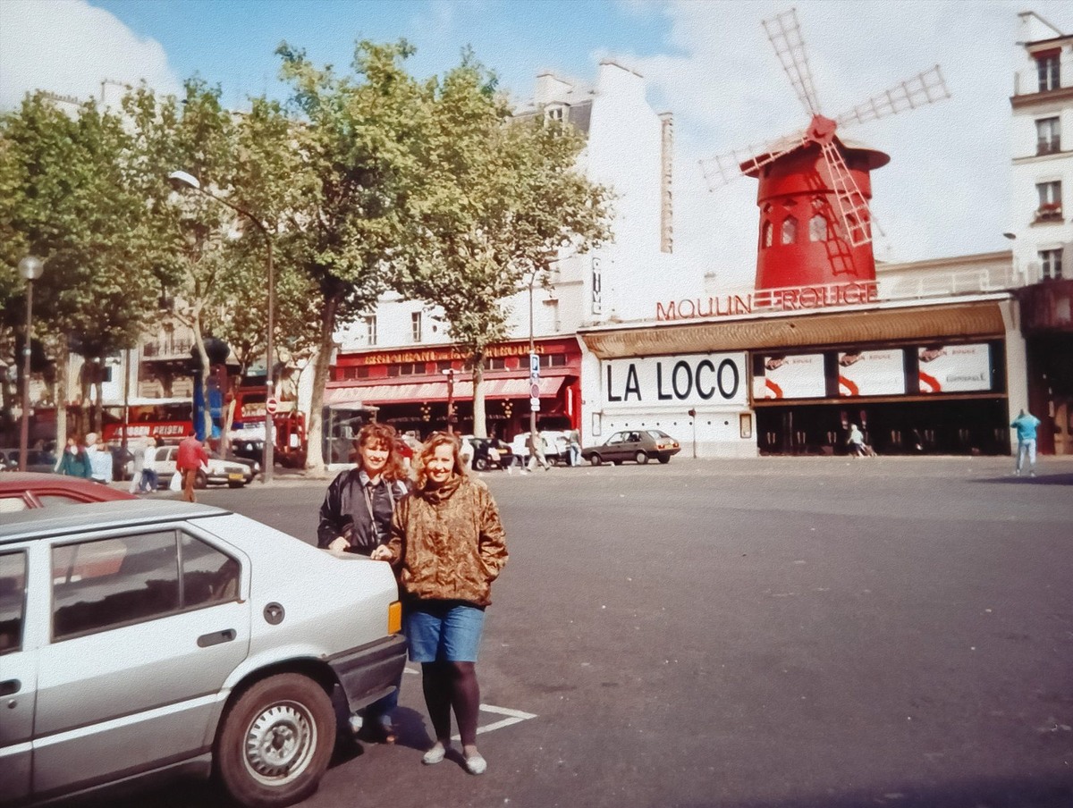 Мы с сестрой в Париже около Мулен Руж. 04.09.1993