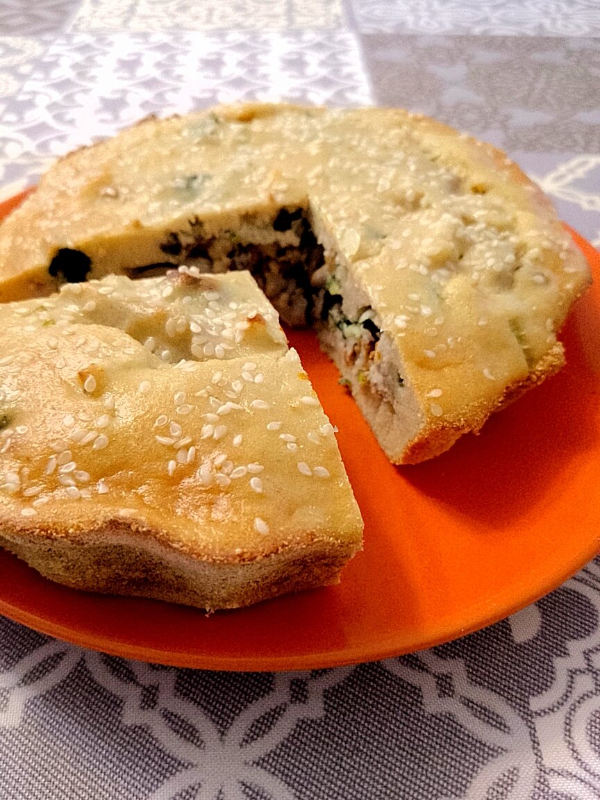 Заливной пирог с индейкой и грибами на завтрак. ✍️ Рецепт в комментариях