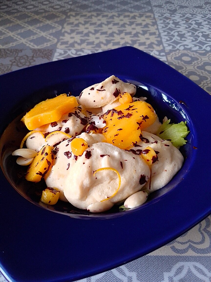 Ленивые вареники на пару. Подаются с манго и миндалем. ✍️ Рецепт в комментариях