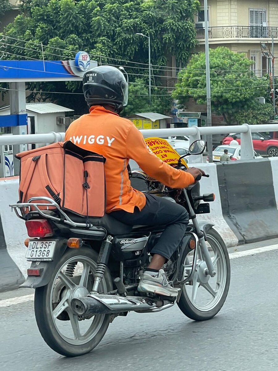 Swiggy один из сильных игроков по доставке в Индии, есть свое пложение типа нашей яндекс лавки и еды