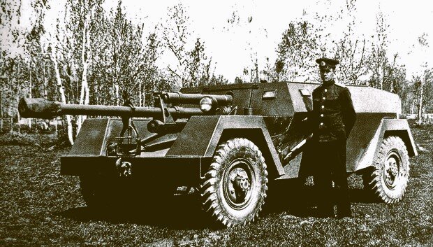 Здесь можно увидеть низкий профиль КСП-76. Высота машины составляет всего 1,55 метра, что на 0,54 метра меньше, чем у СУ-76. Благодаря этому она была бы менее заметной целью, что весьма важно для машины со столь слабой броней.