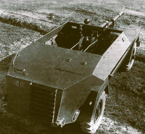 Вид сзади на опытный образец. В задней части корпуса располагались двигатель, трансмиссия, бензобак и боекомплект с защитой толщиной всего 4–7 мм.