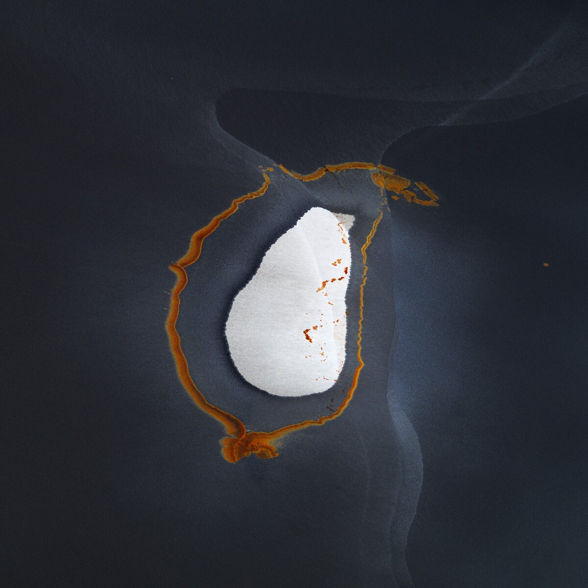 © Tony Hewitt (Австралия) «Земля внутри». Приливная равнина Кинг-Ривер, Западная Австралия.
После большого прилива почва образует красное кольцо вокруг более сухого участка песка.
1-е место в номинации «Лучший пейзажный фотограф года» | International Landscape Photographer of the Year 2023