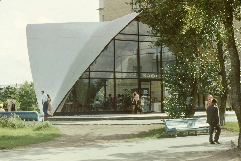 Кафе "Лепесток". Пельменная - в доме за этим кафе. 1976г. Фото из интернета.