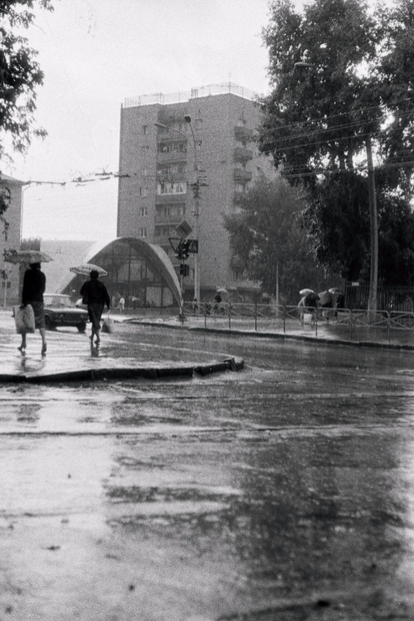 Пельменная - на первом этаже в девятиэтажном доме за кафе "Лепесток". Первая половина 70-х.    Фото из интернета.