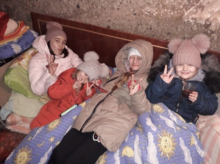 В тесноте, да не в обиде — именно так можно описать жизнь в подвале, когда были массовые обстрелы. Однако каким бы ни был тяжелым период, каждый не терял веры в светлое будущее