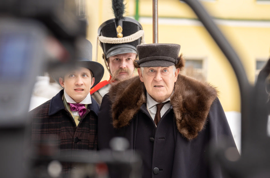 кадры из сериала "Гости из прошлого"