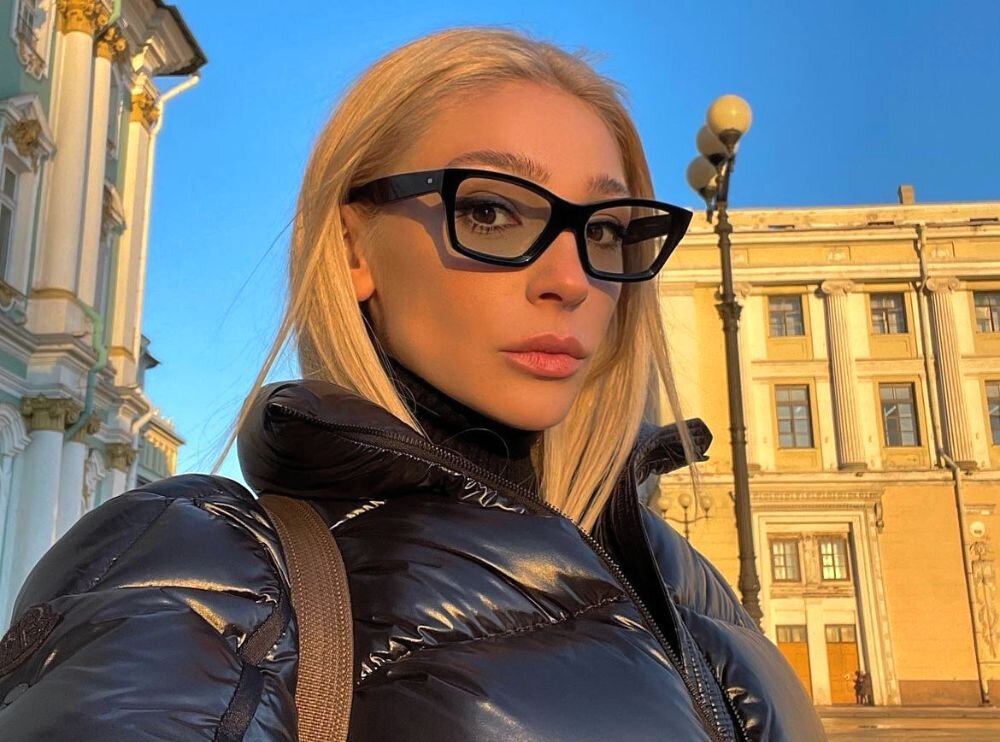 Песков отказался комментировать фото с вечеринки, которую организовала Анастасия Ивлеева в московском клубе "Мутабор".