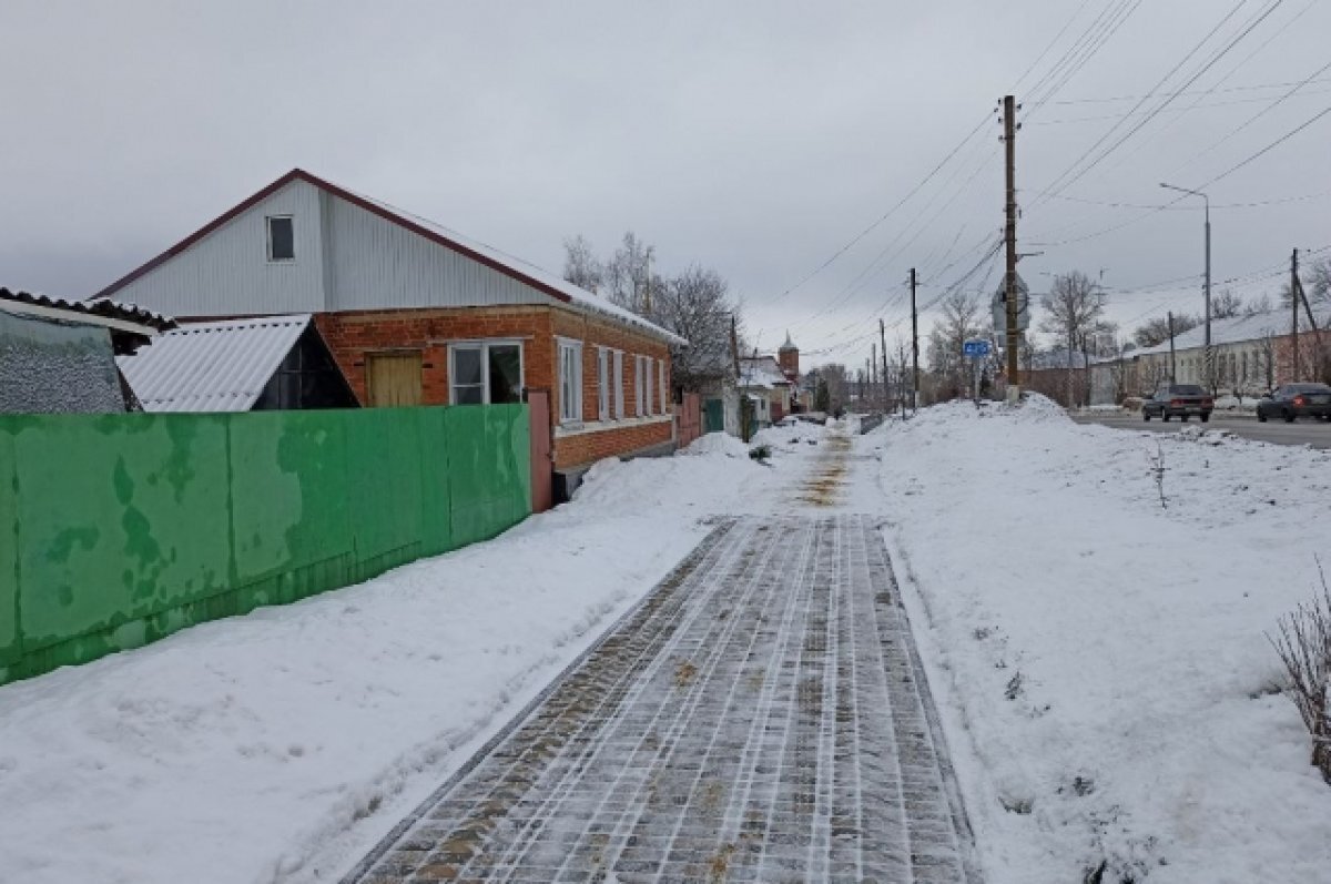    Идеально почищенная от снега пешеходная дорожка возле дома Екатерины Тихоновны.