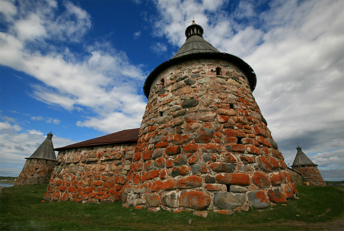 Каменная башня на горе облачная