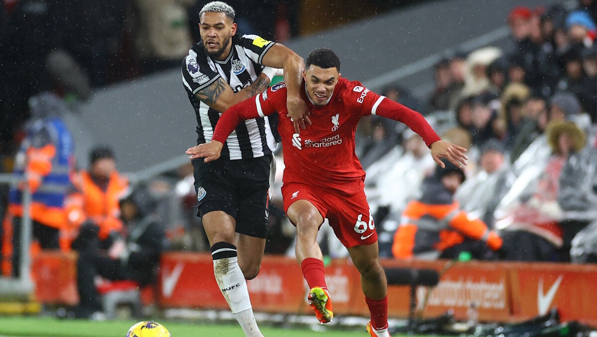    "Ливерпуль" бился за первое место в АПЛ в игре против "Ньюкасла". Фото: REUTERS