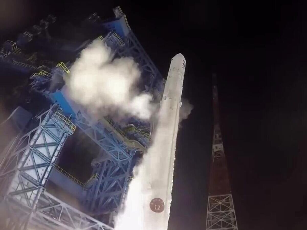    Старт ракеты "Ангара-1.2" со спутником Минобороны РФ с космодрома Плесецк. Кадр видео© РИА Новости / Роскосмос