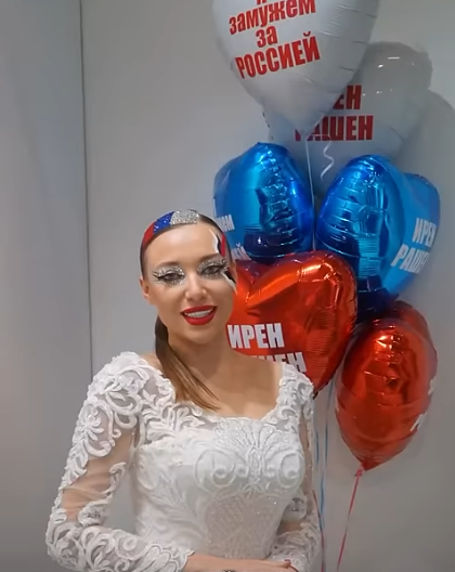 Как клеить стразы на волосы: полезные советы