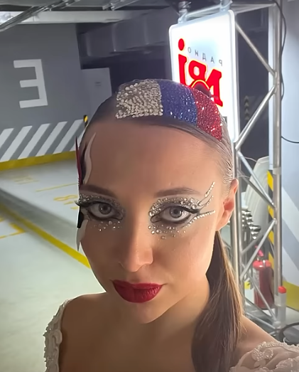 Приклеивание страз на волосы напрямую