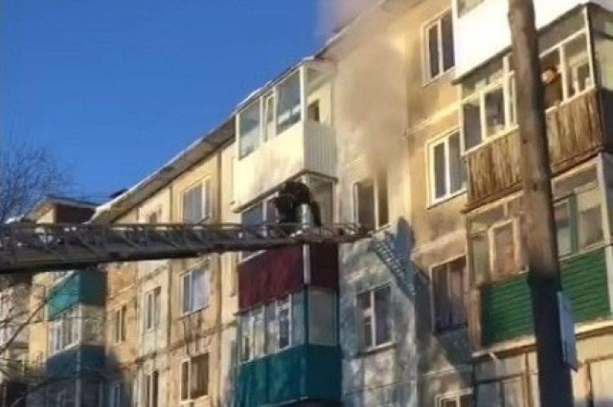    В столице Камчатки пожарные эвакуировали 8 человек при пожаре в доме