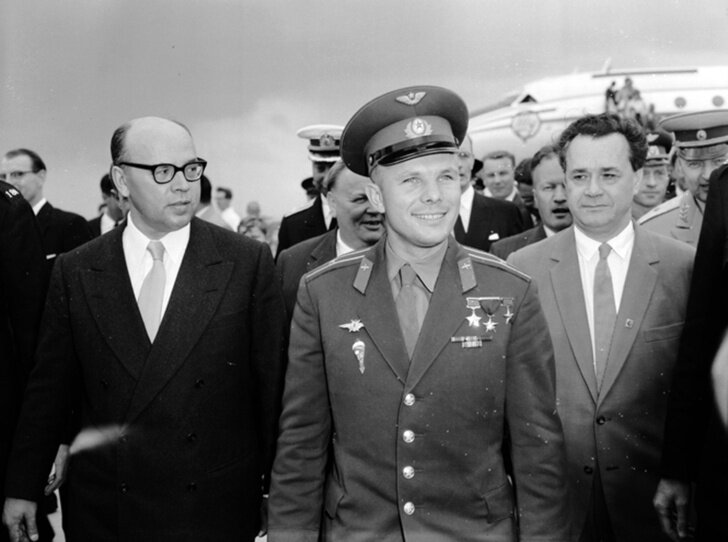 Юрий Гагарин только что приземлился в лондонском аэропорту, 11 июля 1961 года/ © marieclaire.ru