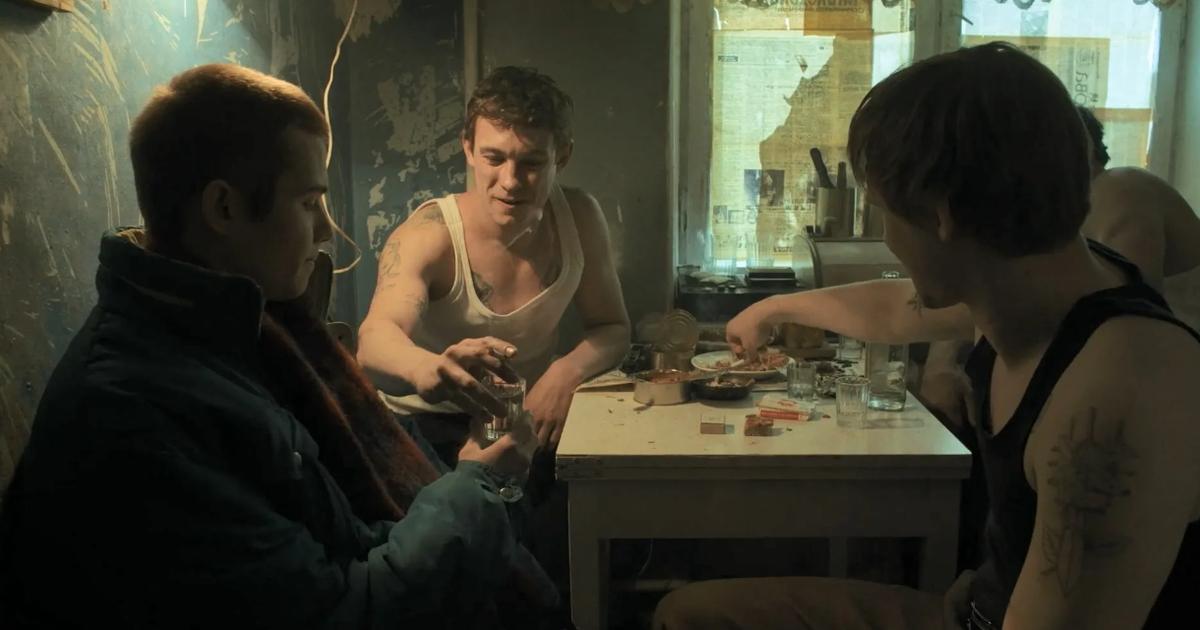 Кадр из сериала "Слово пацана. Кровь на асфальте". Реалии жизни.