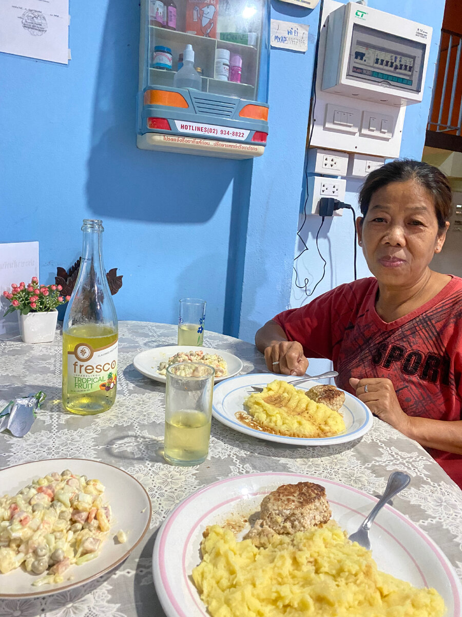 Суть обеда. Правильная еда на завтрак обед и ужин. Суть обеда. Сбалансированное питание. Люди кушают в ресторане.