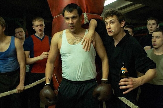    Сергей Базанов в сериале «Слово пацана». Кадр из фильма