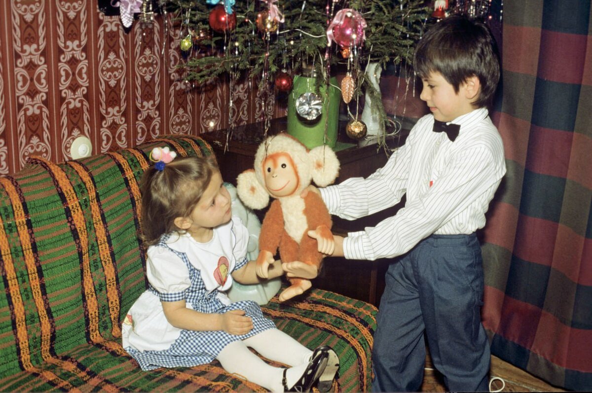 Обычай наряжать елку появился в середине XVII века, тогда же появились и первые елочные украшения.  Фото: РИА Новости / Андрей Соломонов