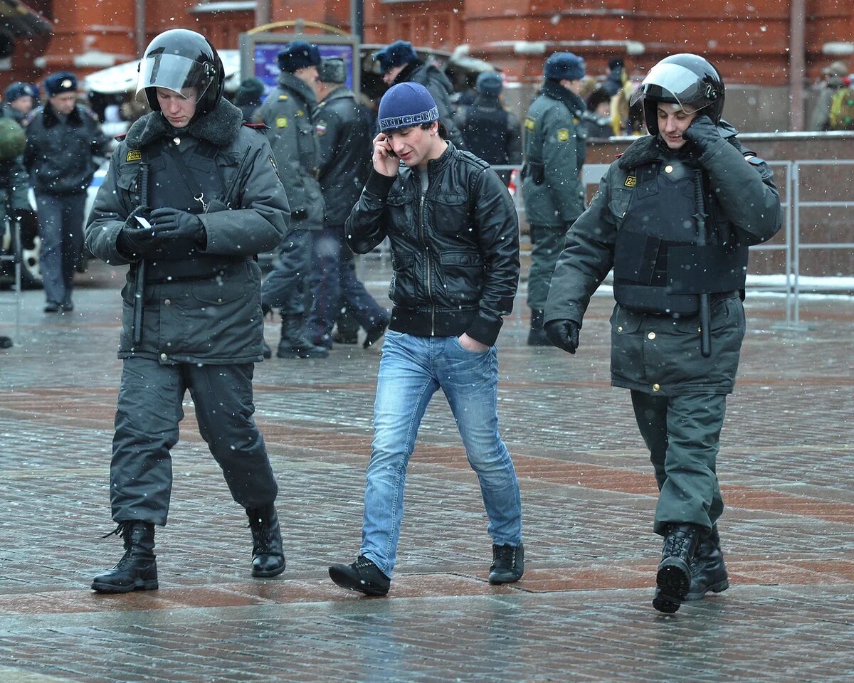 Мигрантов задерживали тысячами. Полиция вскрыла страшный факт в новогоднюю  ночь | Царьград | Дзен