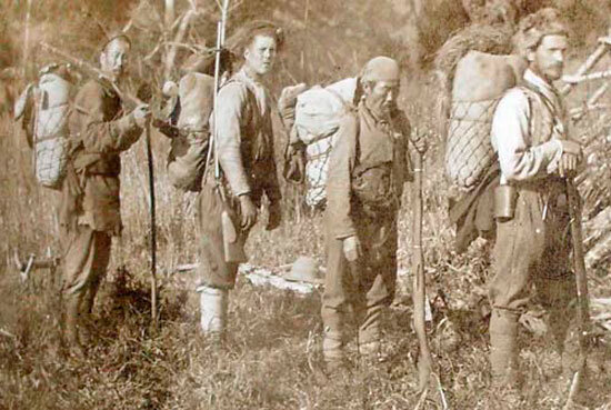 Казаки и проводники из местных, при освоении Дальнего Востока России. Рюкзаков в современном понимании не было, а солидные грузы на огромные расстояния носить приходилось. Вот и использовали поняги, и прочие подобные конструкции (фото из открытых источников)