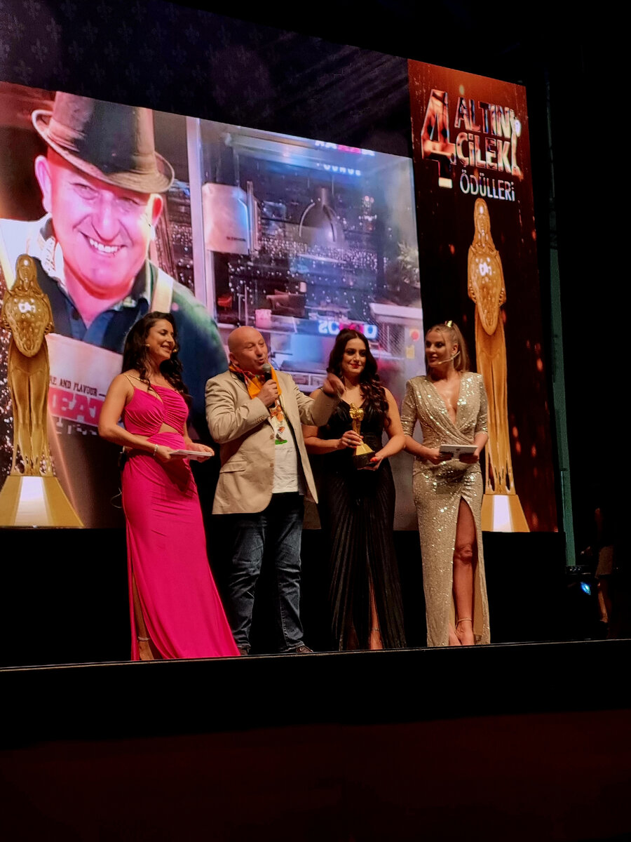 Вручение премии гениальному шеф-повару. Golden Strawberry Awards. Декабрь 2023