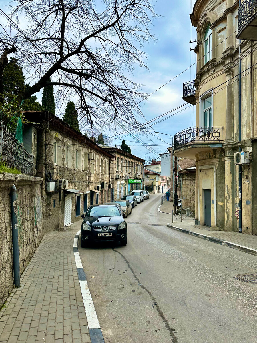 Думала, колоритнее Дражинки в Ялте ничего нет, но мы добрались до улицы  Кирова. Это восторг, здесь бы и сегодня кино снимать! | НА СВОИХ ДВОИХ -  Алёна И Женя | Дзен