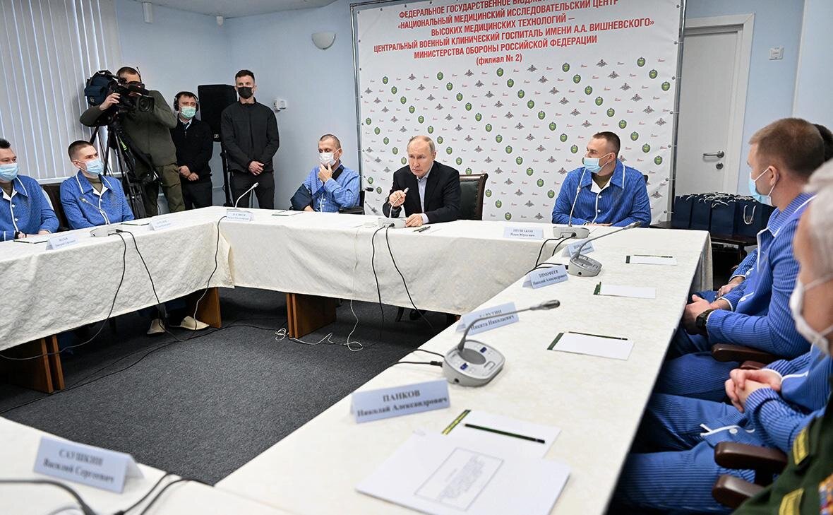 Вчера Владимир Путин посетил Центральный военный клинический госпиталь имени А.А.-3