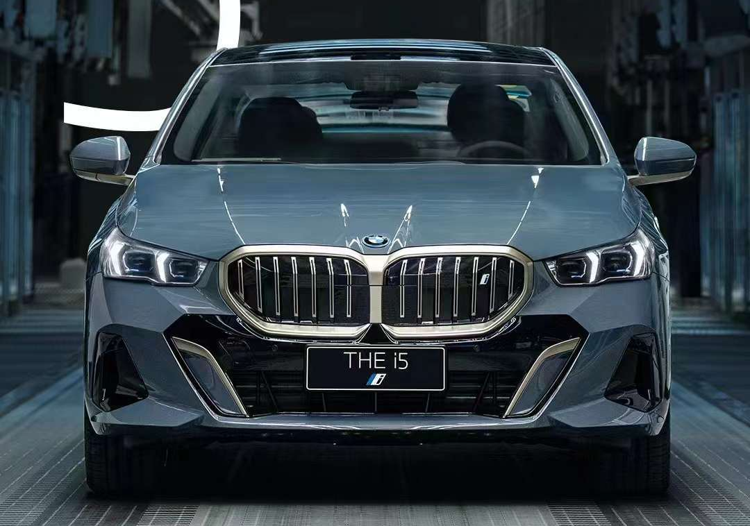 Это новейшая «пятёрка» BMW с 31-дюймовым 8K-экраном: опубликованы живые  фото, названы все версии | iXBT.com | Дзен