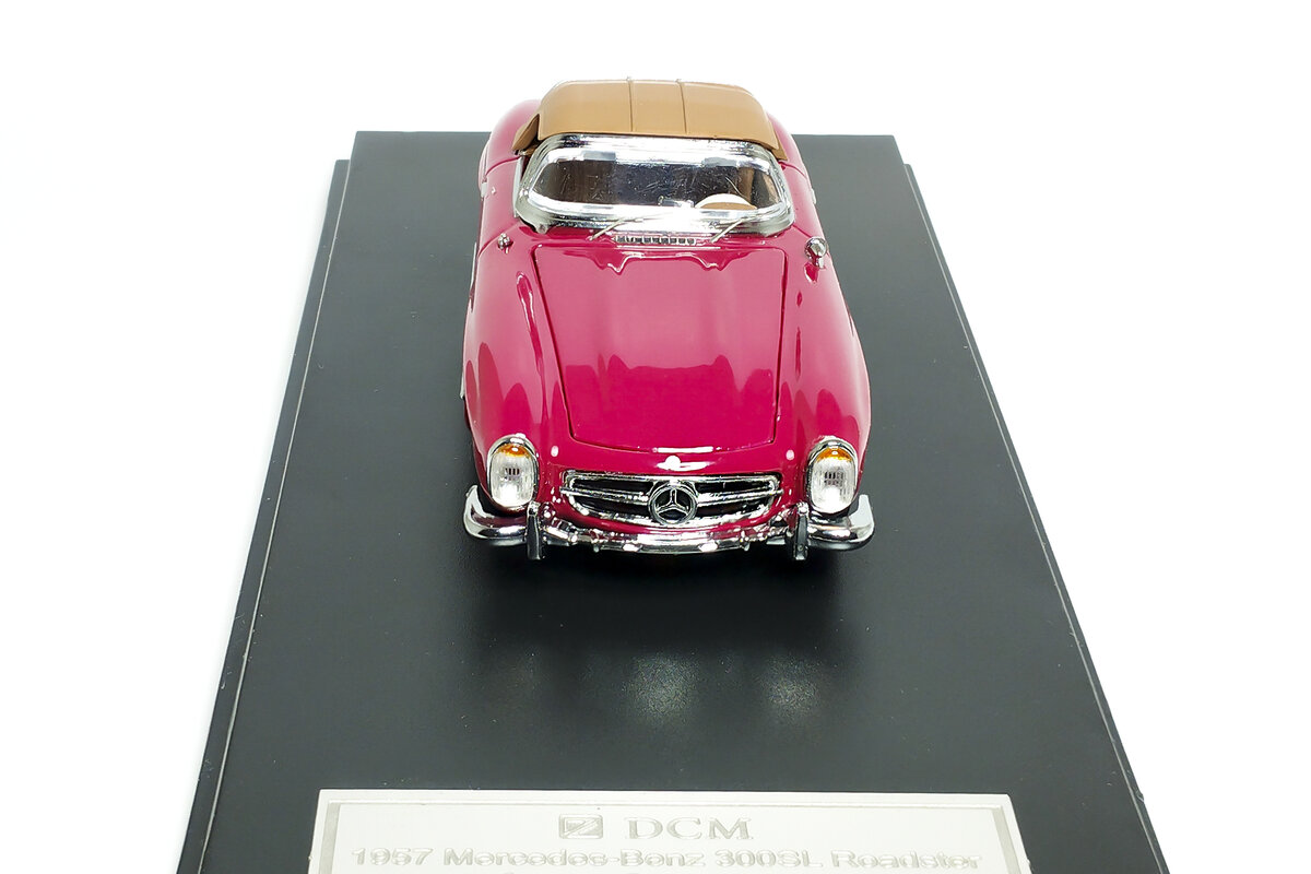 Рис. 2. Модель автомобиля Mercedes-Benz 300SL Roadster 1957 в масштабе 1:64 (вид спереди)