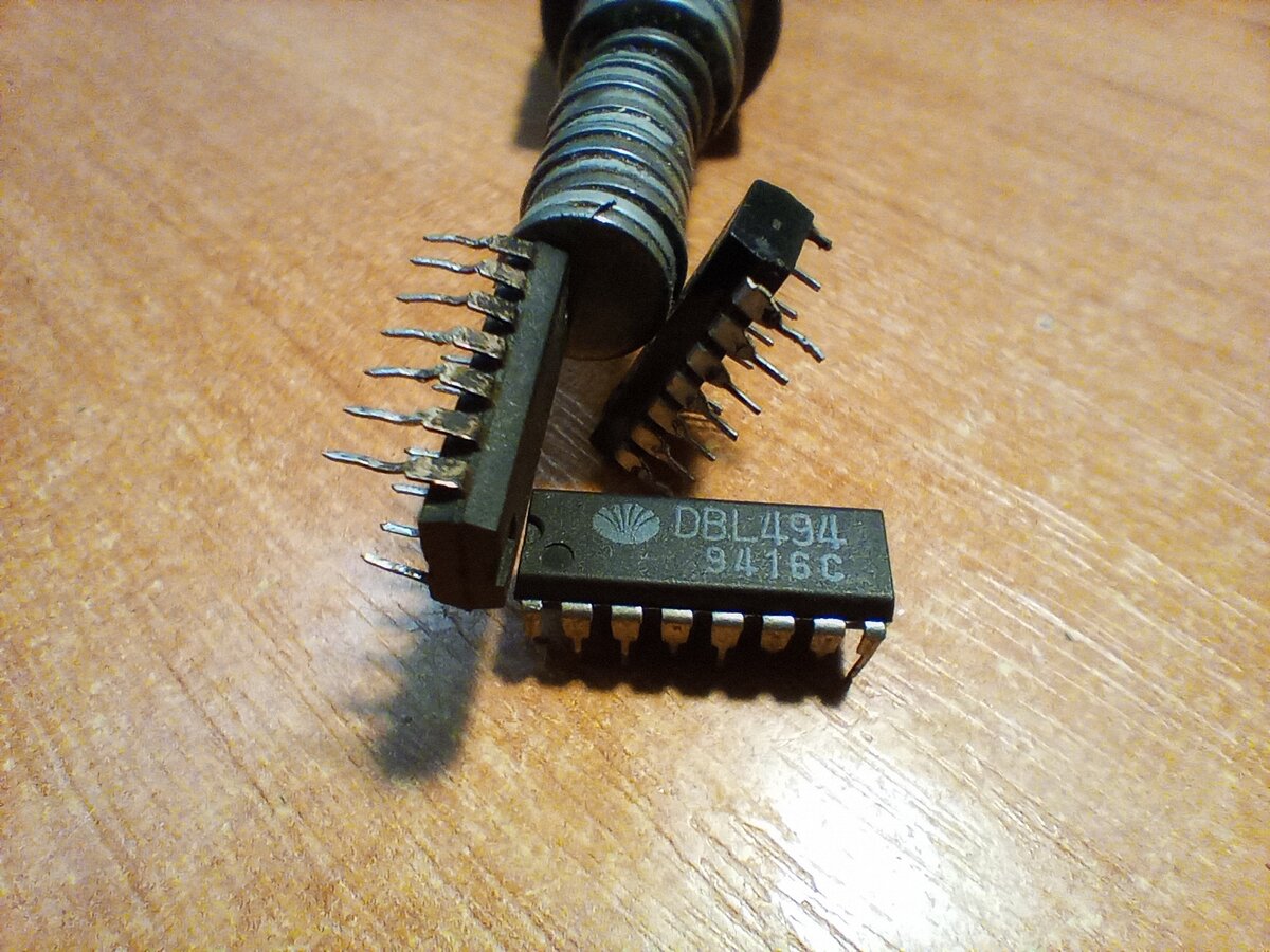 Две магнитных.