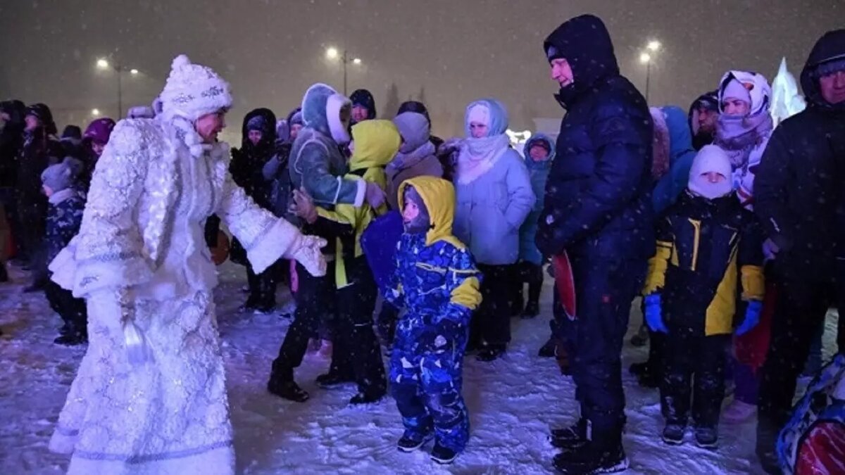     В ночь на Новый год в центральных площадях городов Удмуртии прошло 49 праздничных мероприятий, в которых приняли участие около 20 тысяч жителей и гостей республики. Об этом сообщил заместитель министра внутренних дел по Удмуртии Александр Жевлаков.