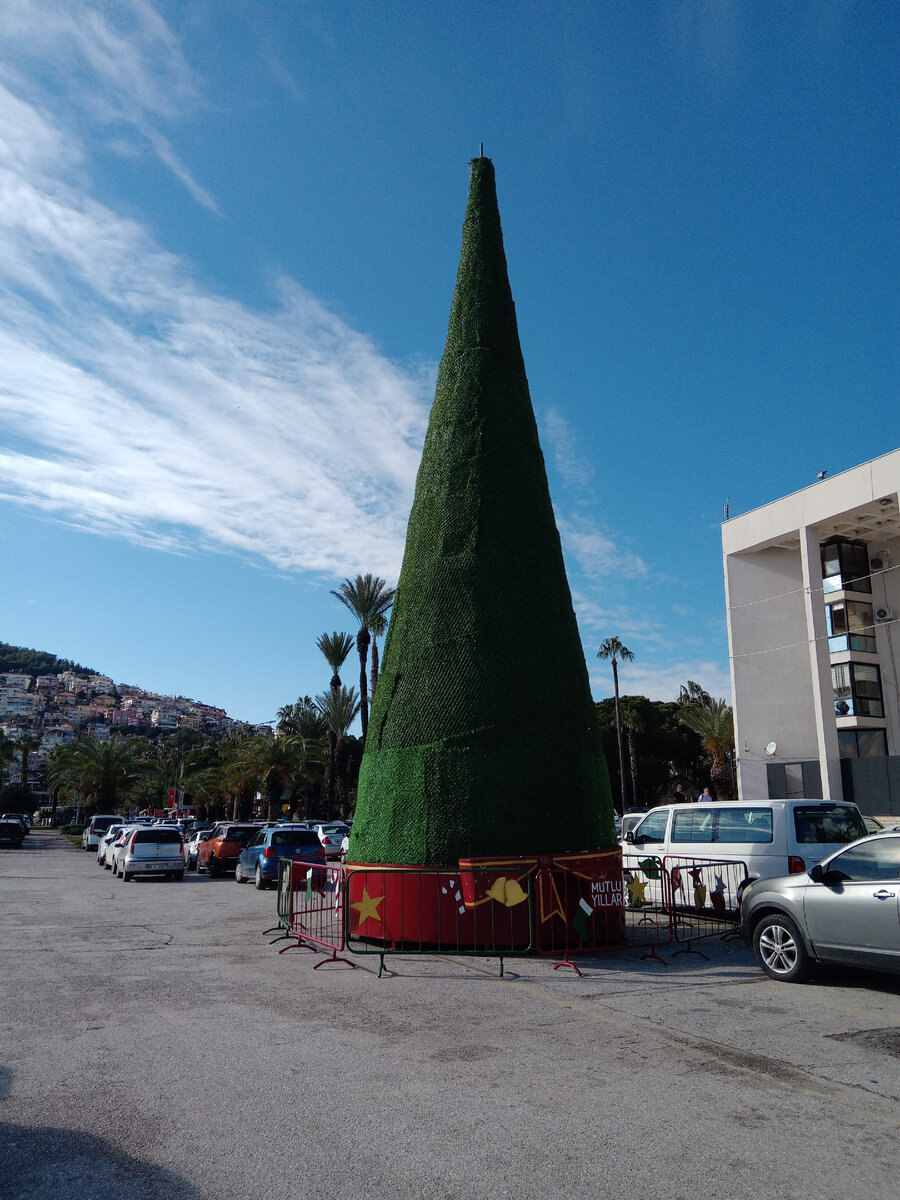 Даже центральную городскую ёлку поторопились разнарядить - огней на ней  нет с 30.12, поэтому и ночные гуляния у новогоднего "дерева" устраивать не интересно. В первые дни '24 муниципальные службы принялись за демонтаж главного символа Нг.