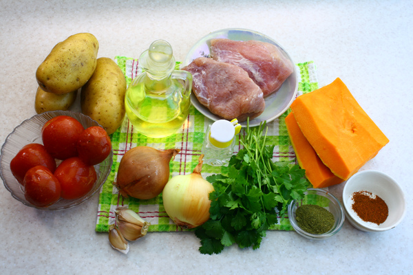 Запеченное мясо с тыквой и сладким перцем